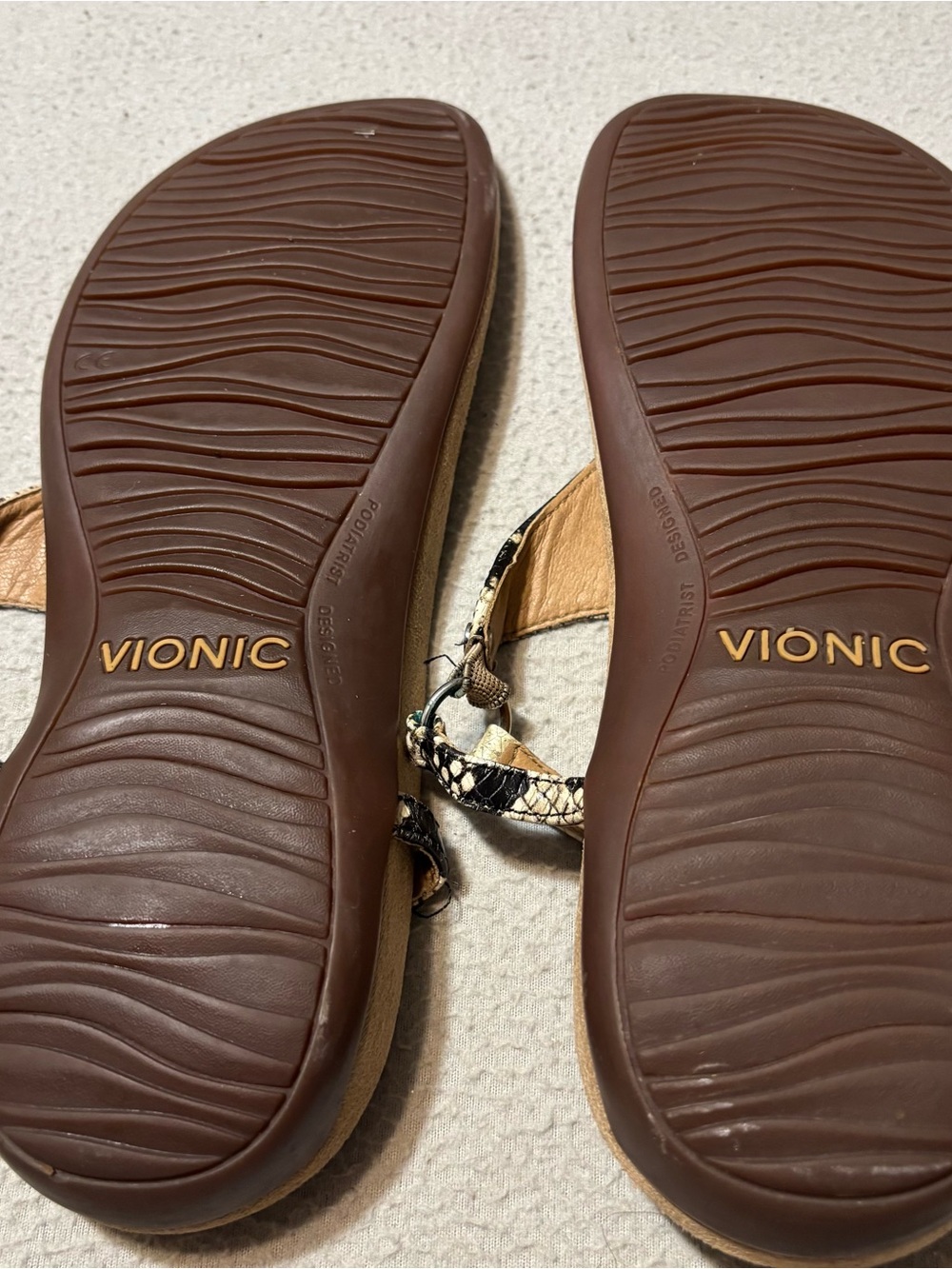 Vionic Kirra Thong Snake Print Sandals size 10 - Picture 4 of 5